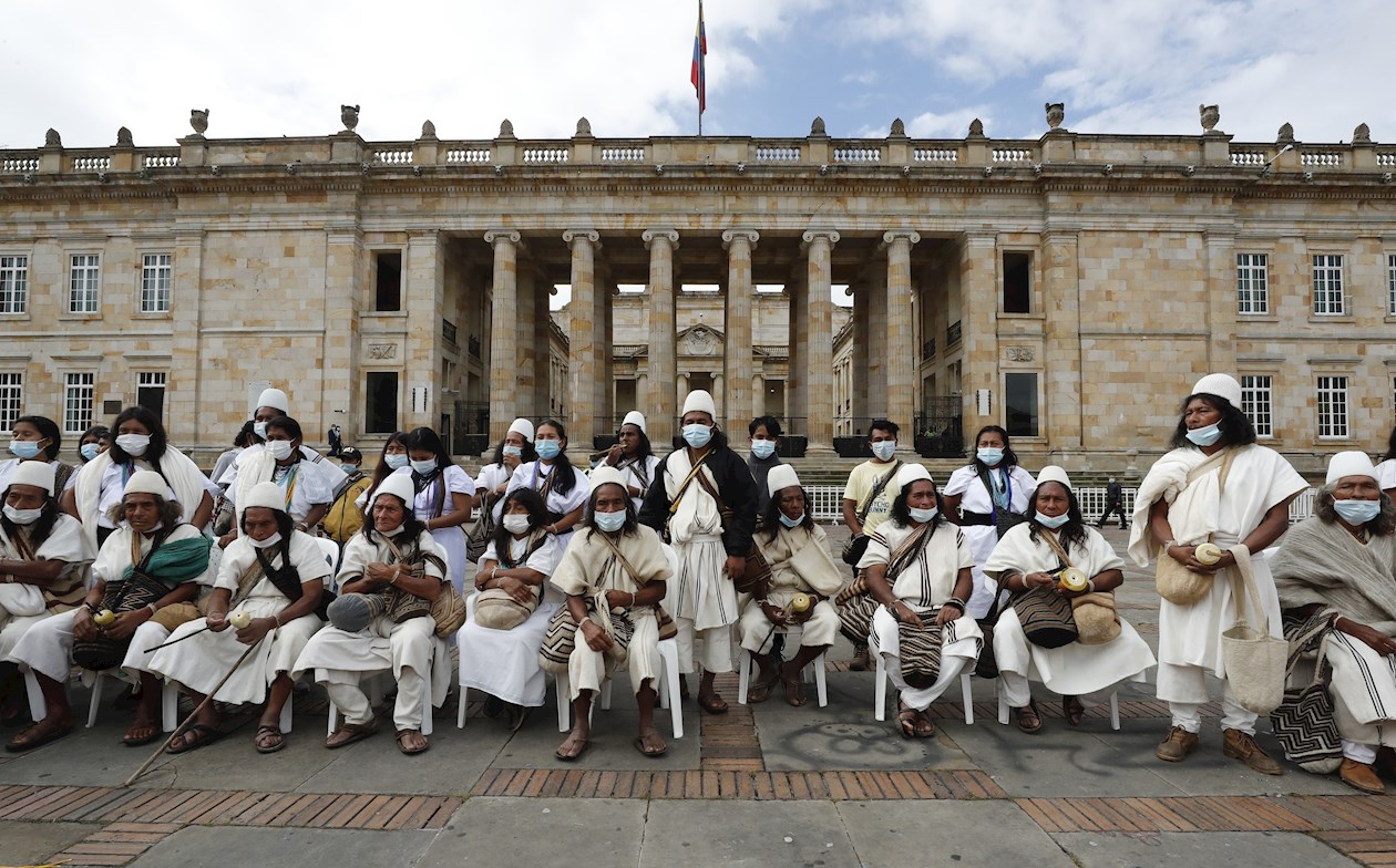 Indígenas de la Sierra Nevada de Santa Marta en la Plaza de Bolívar.