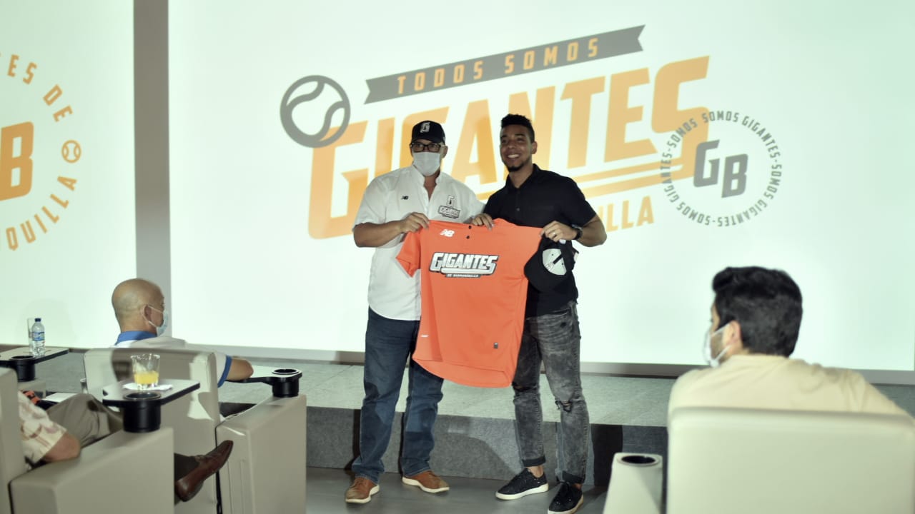 Luis Patiño recibe la camiseta de Gigantes.