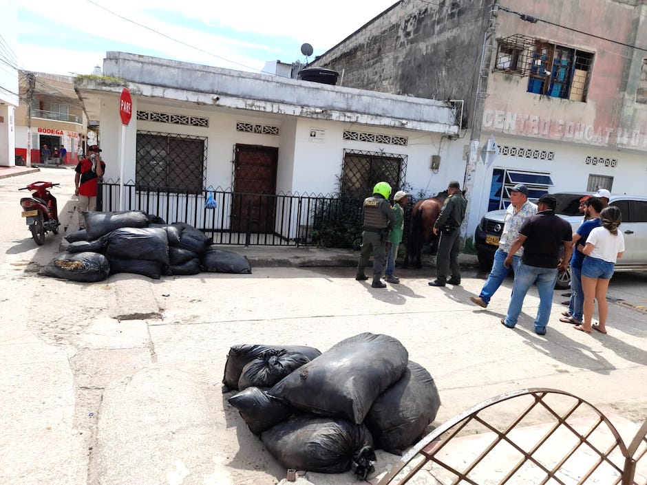 La carga que pretendía imponerle al animal.