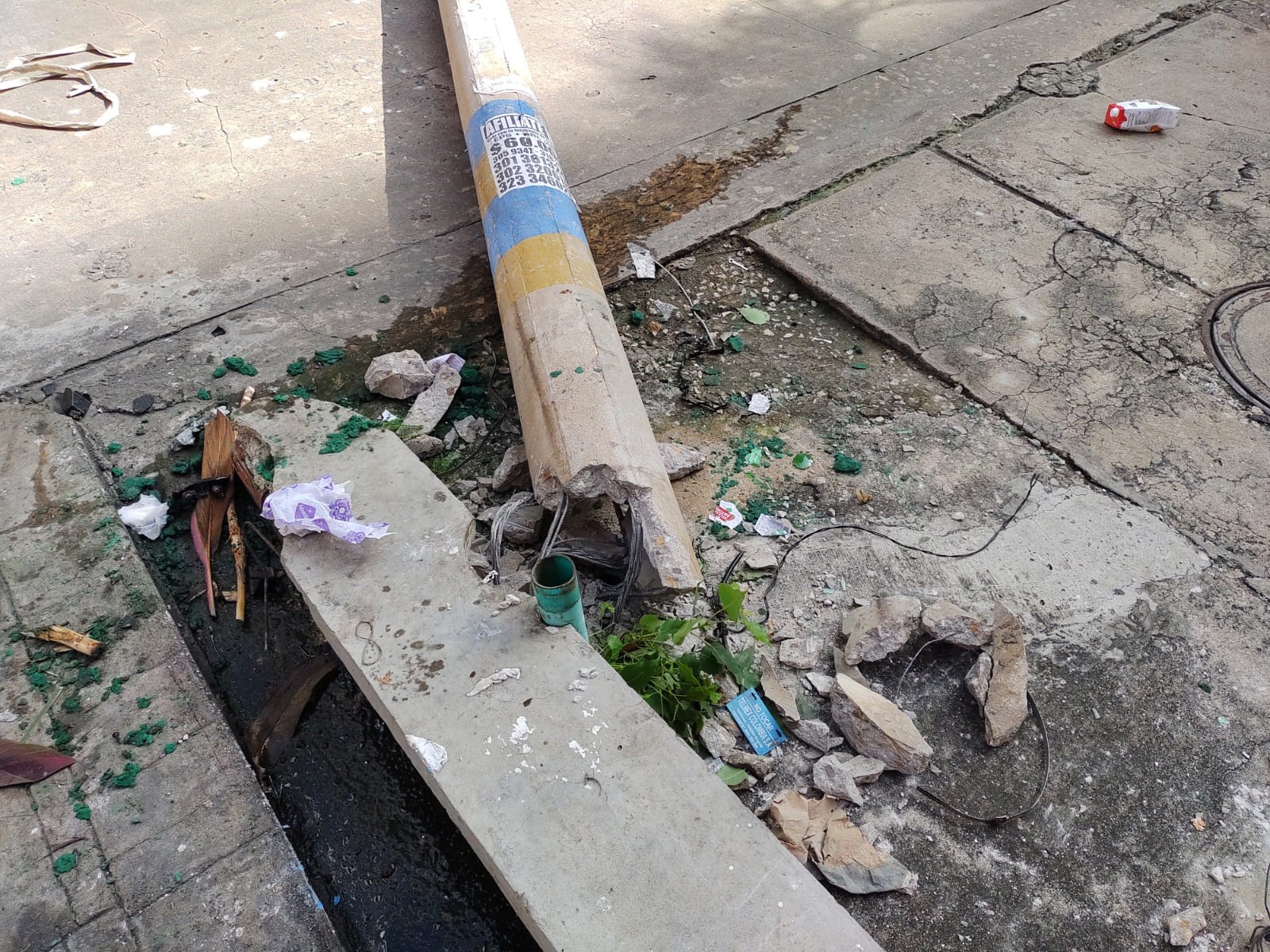 Base del poste que se cayó en Alto Prado.