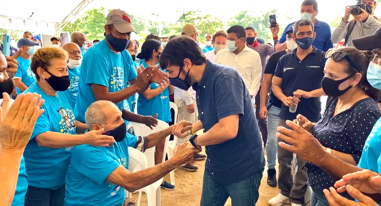 El Alcalde Jaime Pumarejo saludando a vecinos del sector.