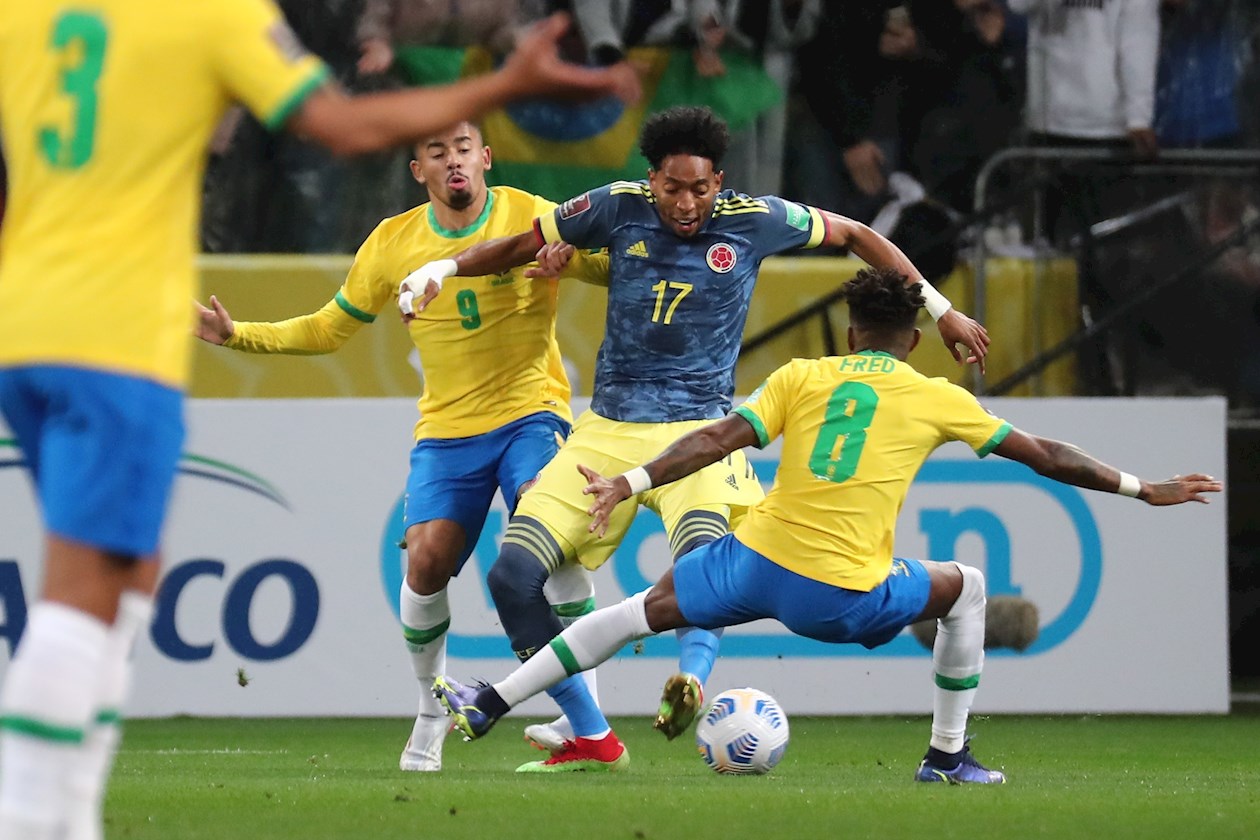 Gabriel Jesús y Fred de Brasil disputando el balón con Jefferson Lerma.