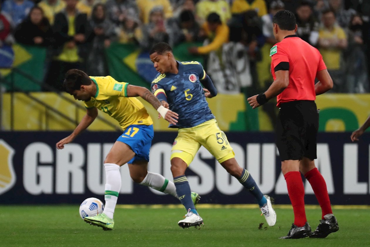 Lucas Paquetá de Brasil enfrentando la marca de Wilmar Barrios.