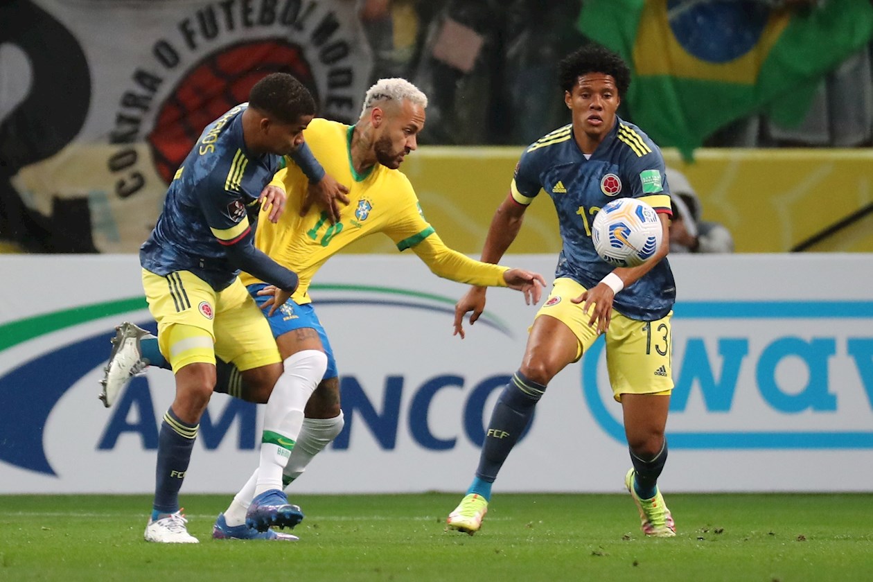 Neymar intentando eludir la marca de Wilmar Barrios y Yairo Moreno.