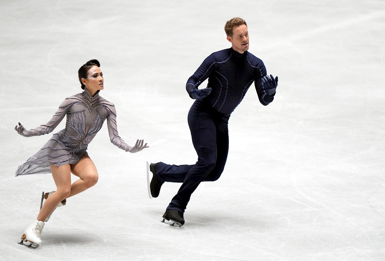  Madison Chock y Evan Bates de Estados Unidos, durante su rutina libre. 