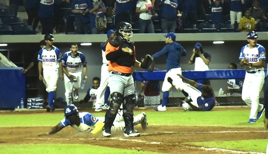 Esneider Batista anota para ganar el juego.