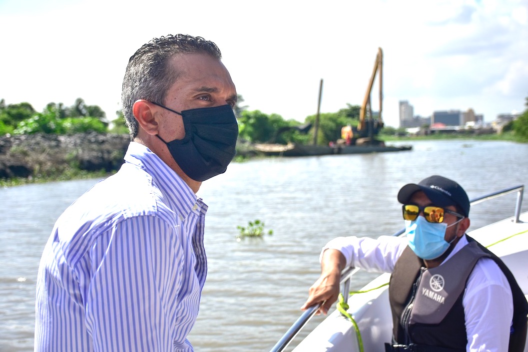 Henry Cáceres, Director de Barranquilla Verde, durante el recorrido por los caños.