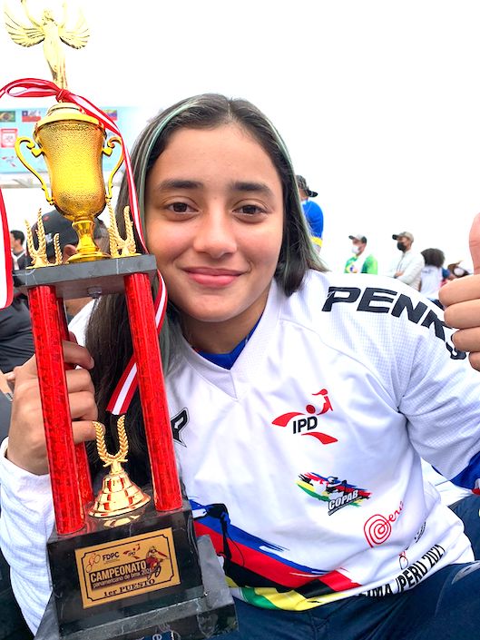 Sharid Fayad exhibiendo el trofeo.