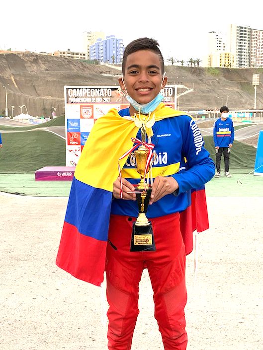 Wilson José con el trofeo.