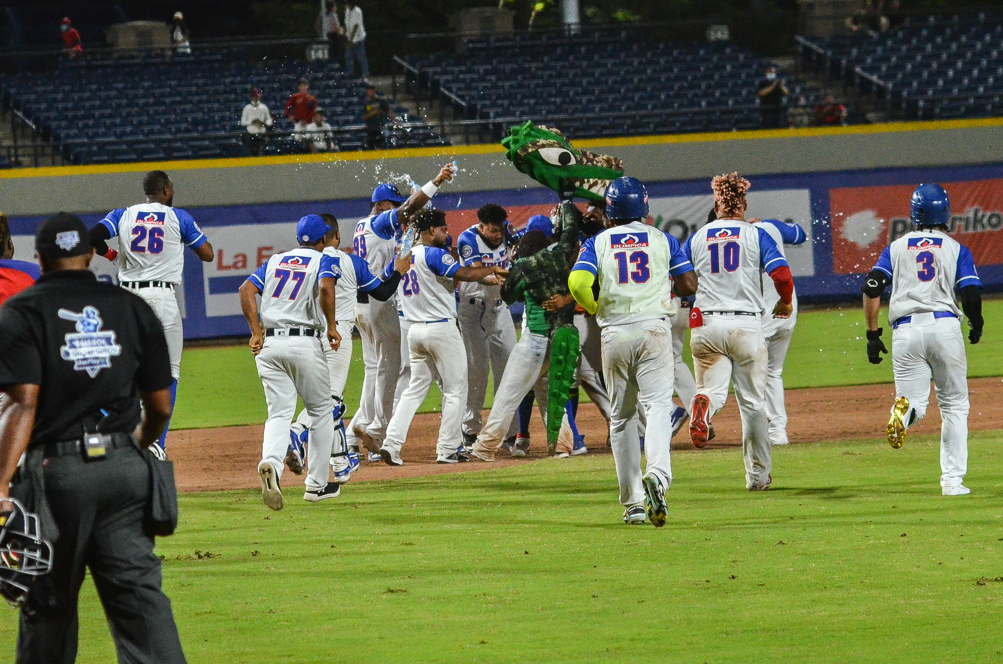 Pomare celebra con sus compañeros el batazo ganador. 