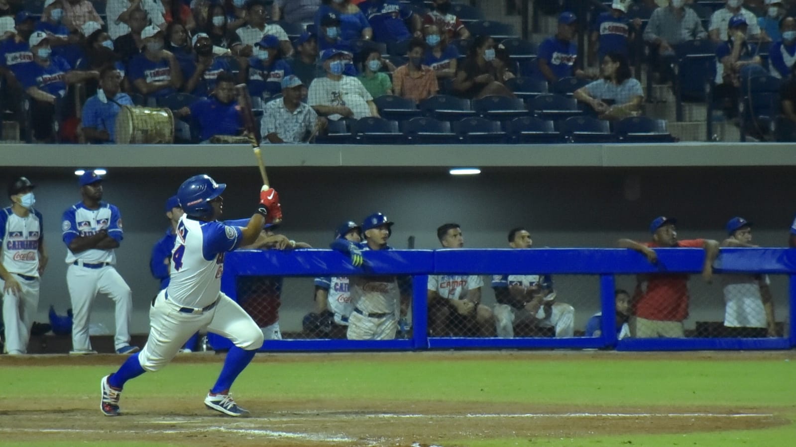 Robinson Cabrera sacudió el primer cuadrangular del torneo para Caimanes.