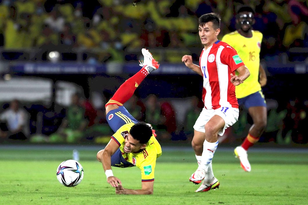 Andrés Cubas cometiendo falta a Luis Díaz.
