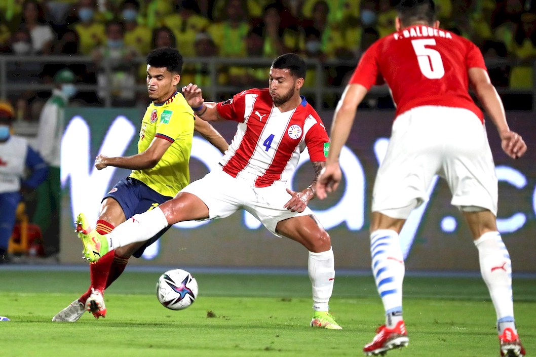 Luis Díaz en su duelo particular con Juan Escobar.
