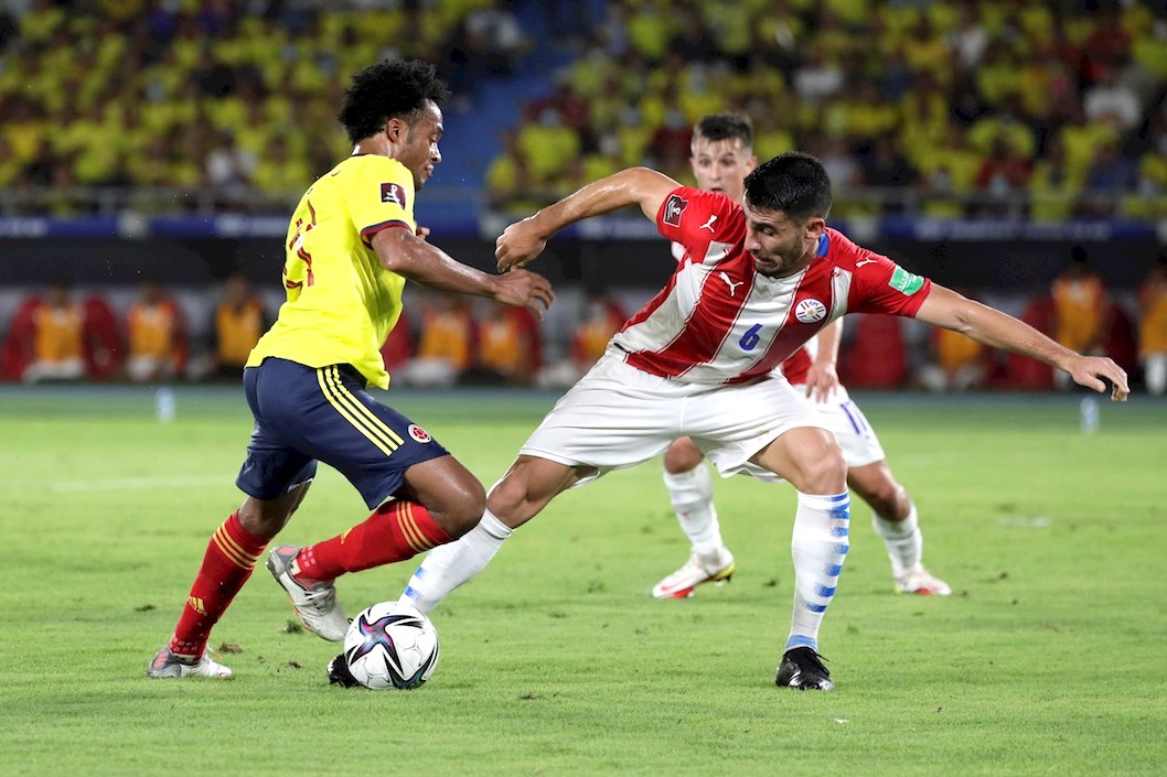 Juan Guillermo Cuadrado enfrentando a Junior Alonso.