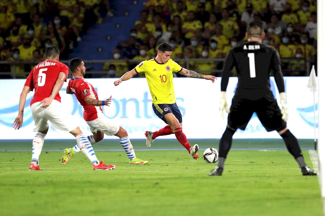 James Rodríguez rematando al arco de Antony Silva.
