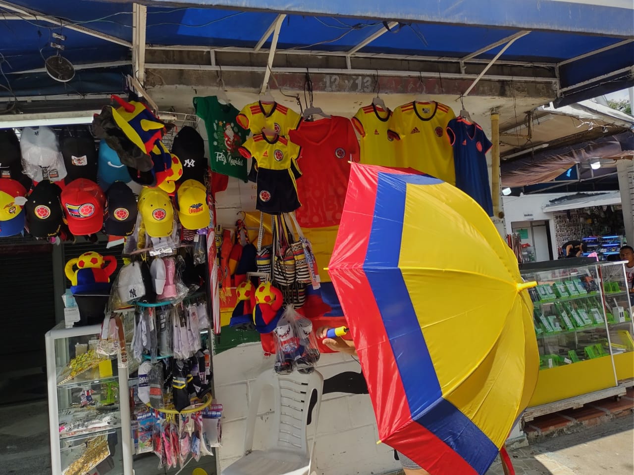 Diferentes artículos con la bandera colombiana. 