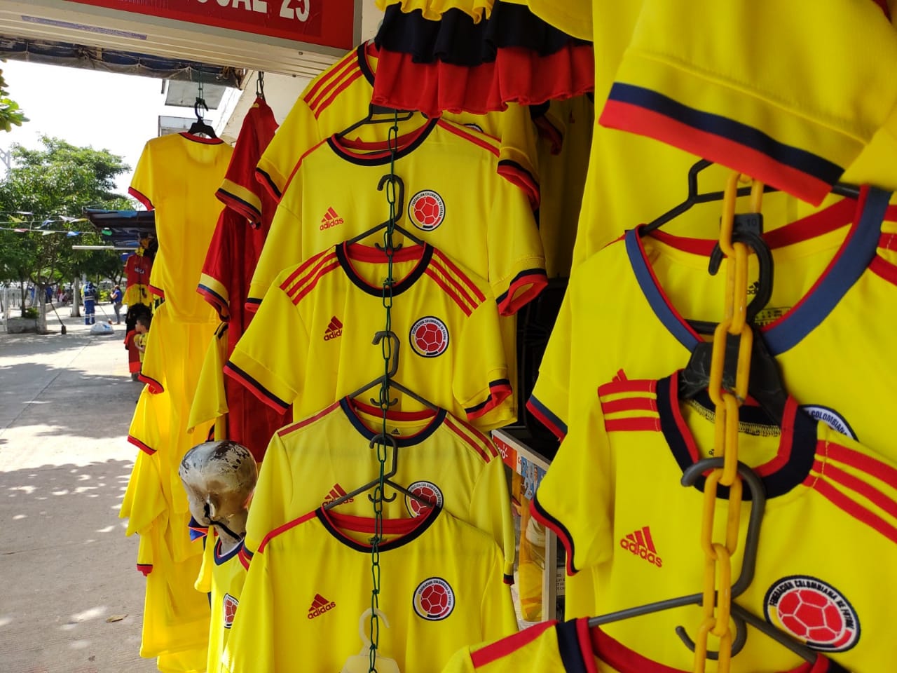 Las camisetas son exhibidas en varios puntos a lo largo de la Murillo. 