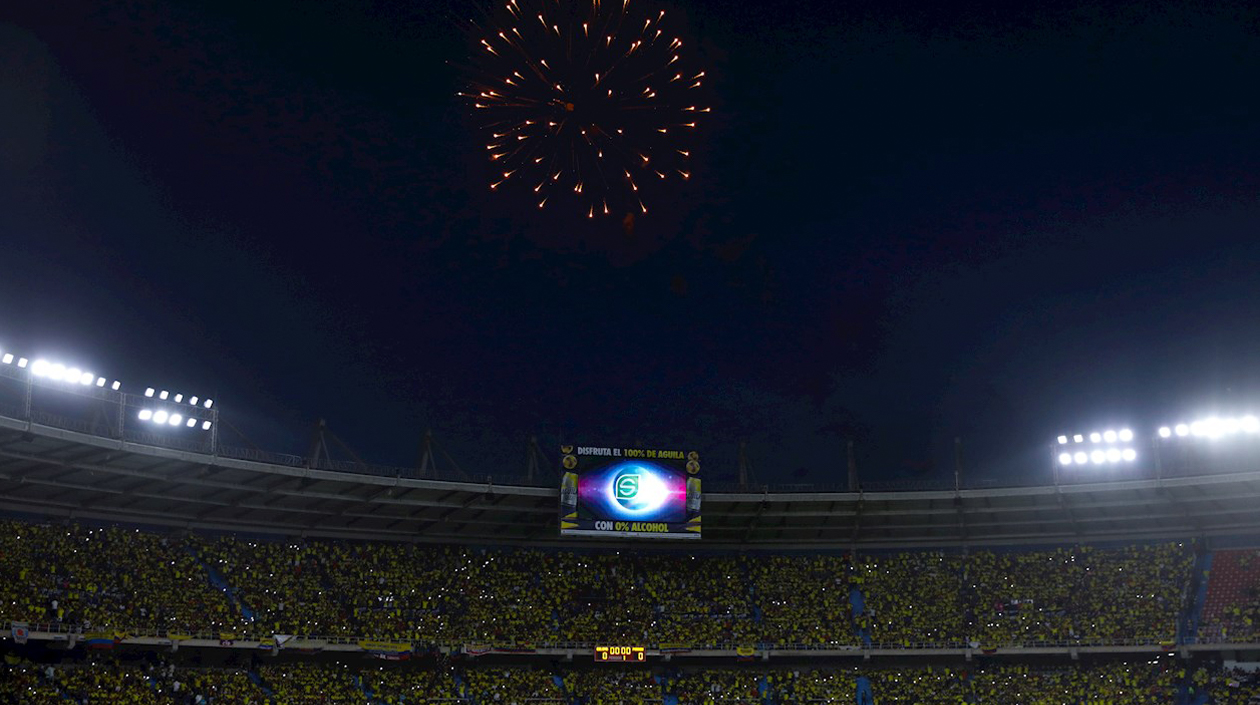 Fuegos artificiales en la antesala del partido.