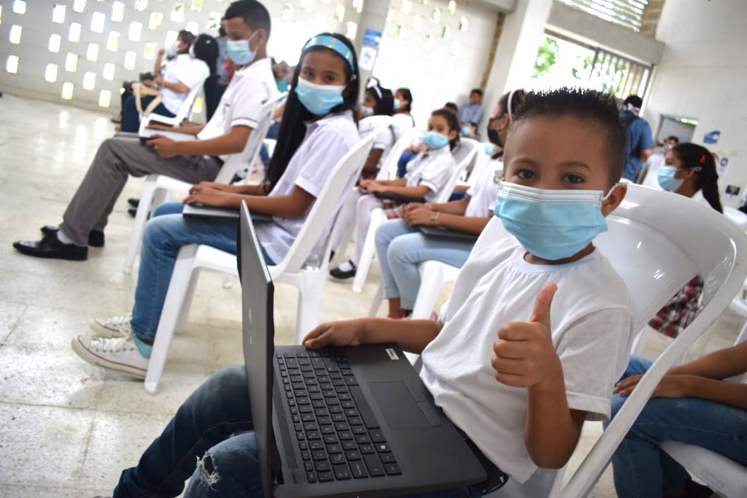 Los estudiantes con sus computadores.