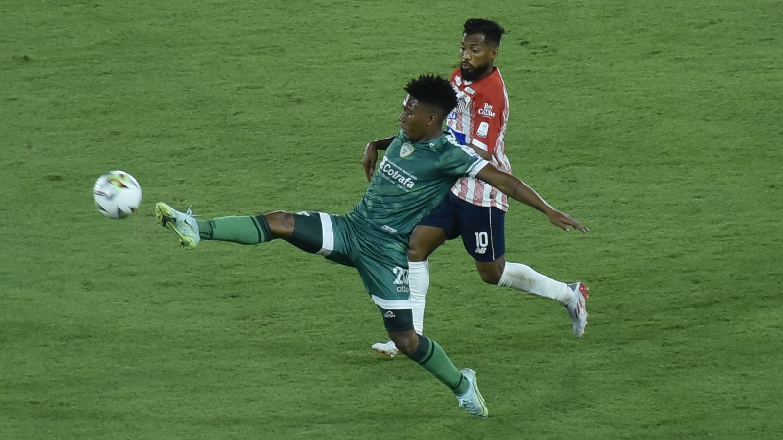 El venezolano Luis 'Cariaco' González disputando el balón.
