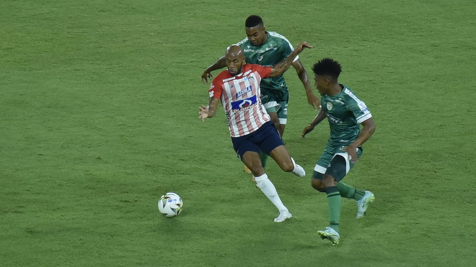 Freddy Hinestroza protegiendo el balón.