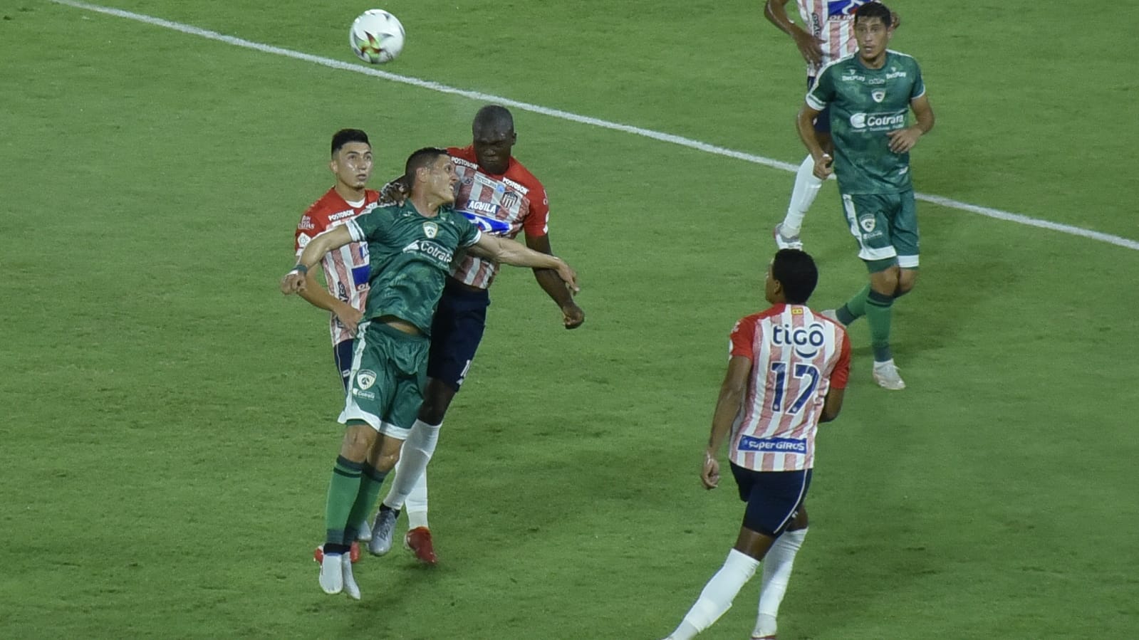 Una de las jugadas del partido.