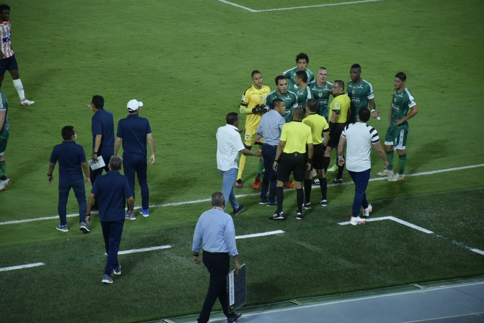Momento de la expulsión del jugador de La Equidad.