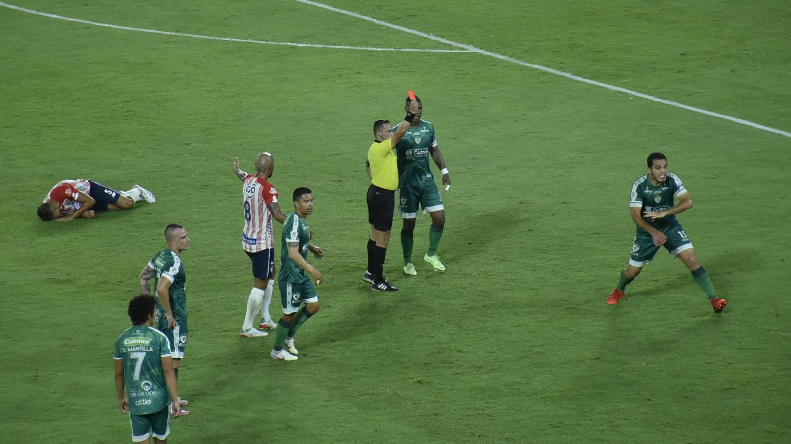 Momento de la expulsión del jugador de La Equidad.