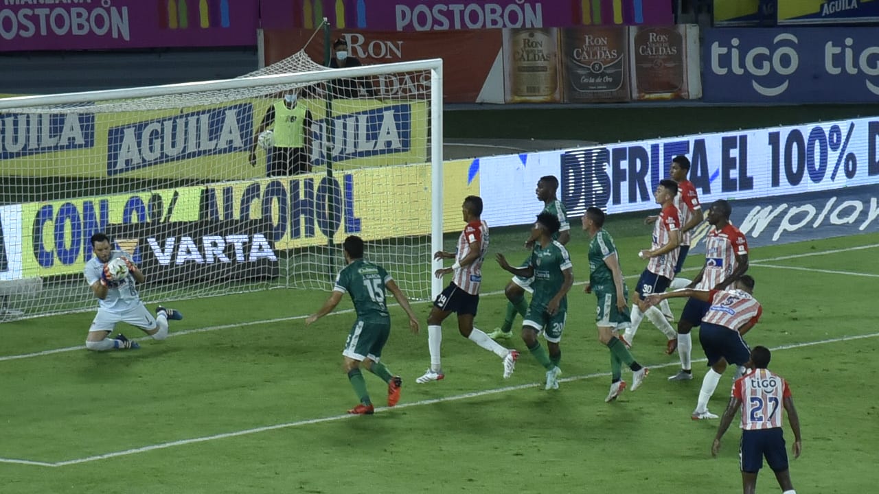 Atajada de Viera en el segundo tiempo.