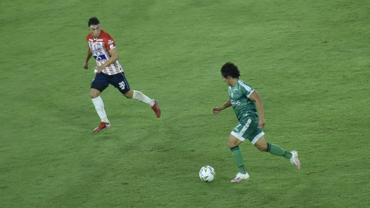 Fabián Ángel marcando a Daniel Mantilla.