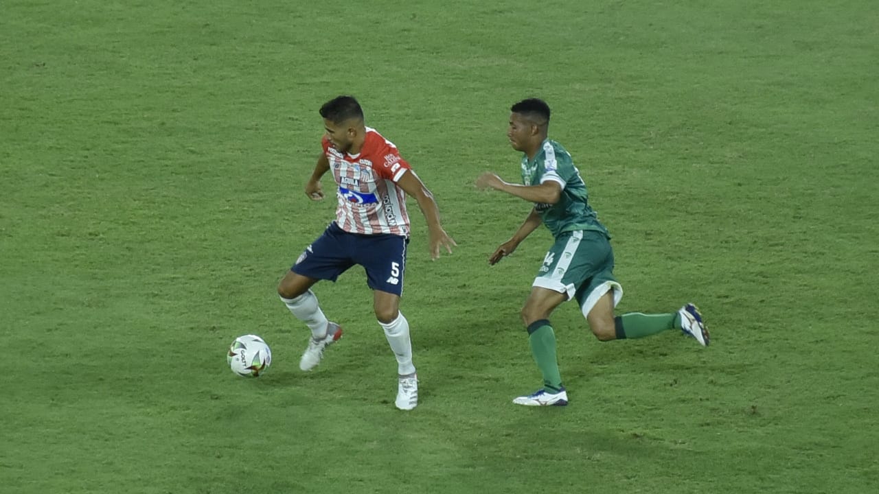 Jugada en ataque de Larry Vásquez.