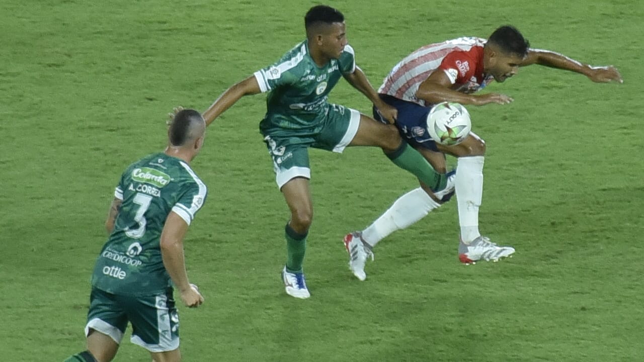 Jugada en ataque de Larry Vásquez.