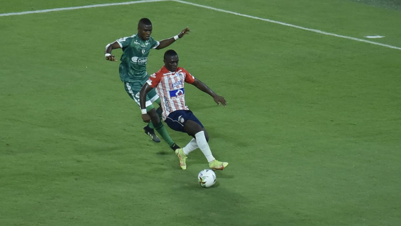 Jugada de Edwuin Cetré, autor del gol.