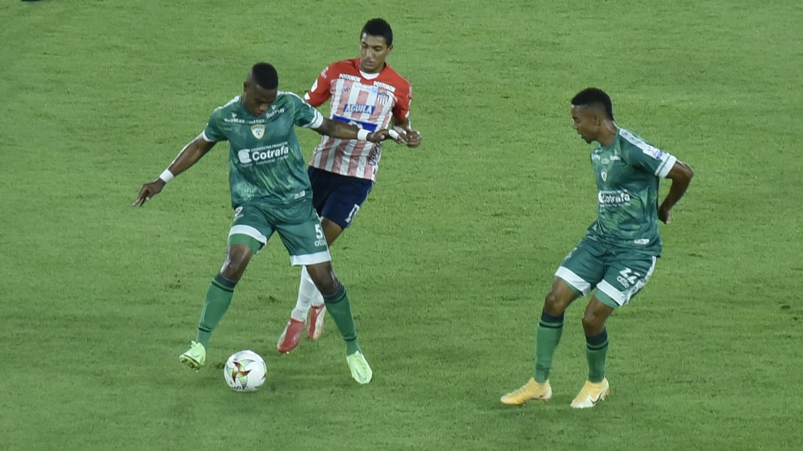 Gabriel Fuentes disputando el balón.