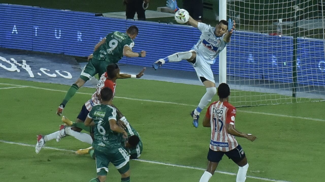 Viera salvando a Junior en una llegada de La Equidad.
