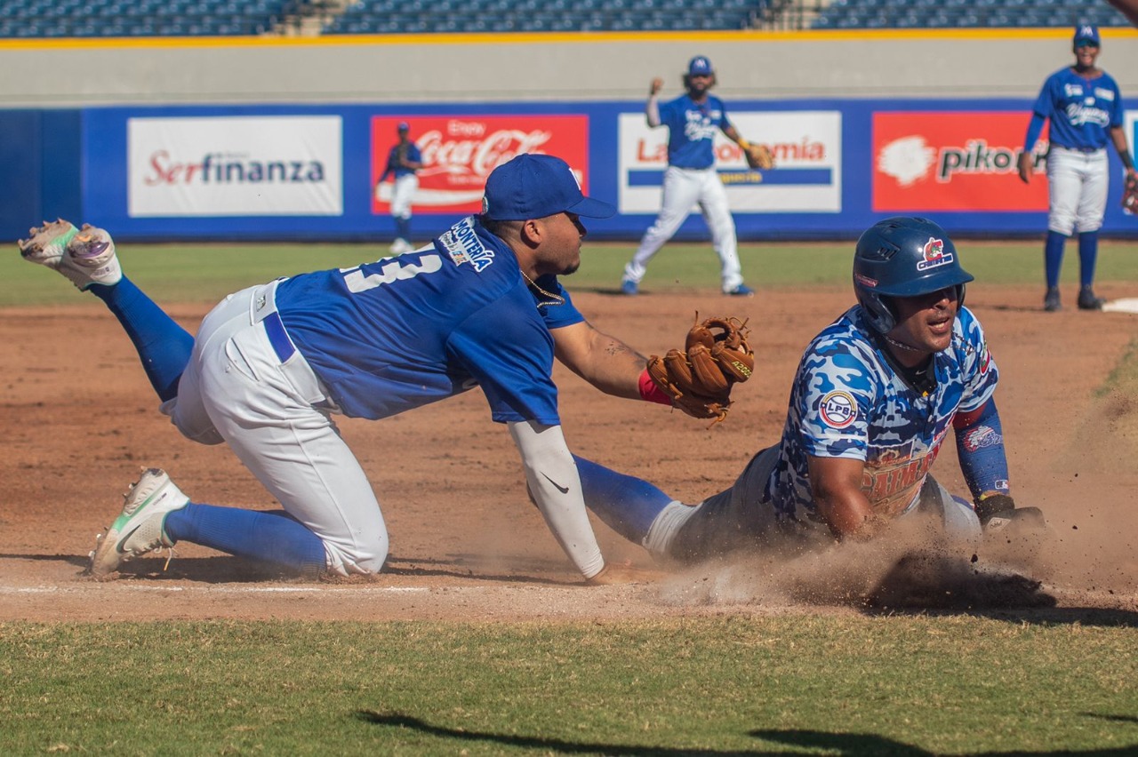 Robinson Cabrera llega quieto a tercera base.
