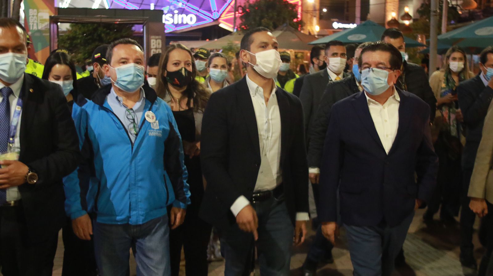 Ministros del Interior y de Salud, con el secretario de Salud de Bogotá, en revisión de medida de carnet de vacunación en bares.