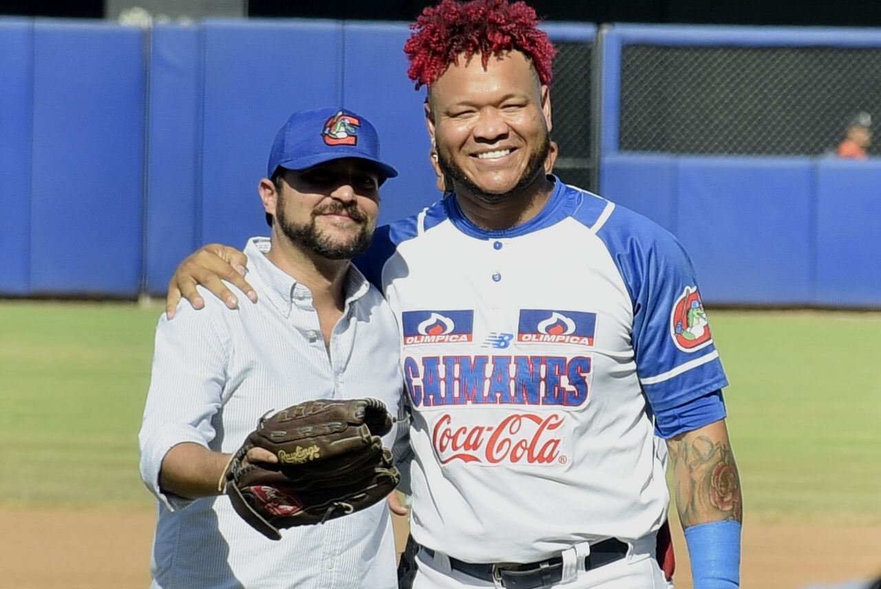 El Alcalde de Barranquilla, Jaime Pumarejo y el pelotero de Caimanes, Harold Ramírez.