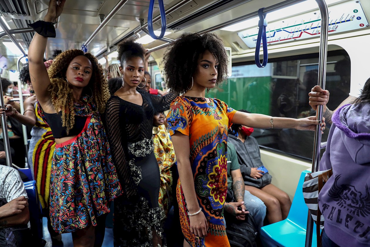 Modelos lucen una creación Afrobrasileña