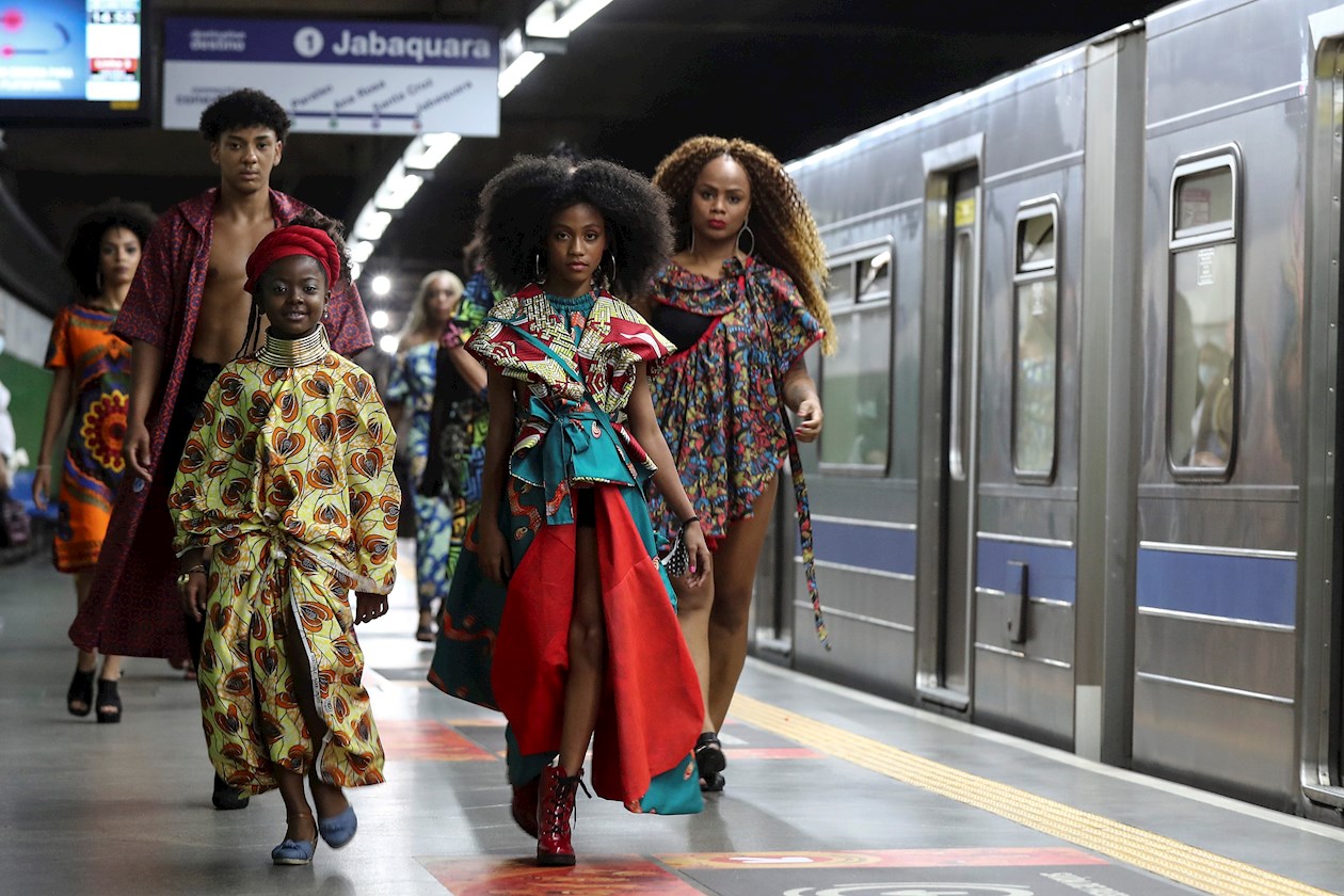 Modelos lucen una creación Afrobrasileña, durante un desfile en la estación de metro de Sé