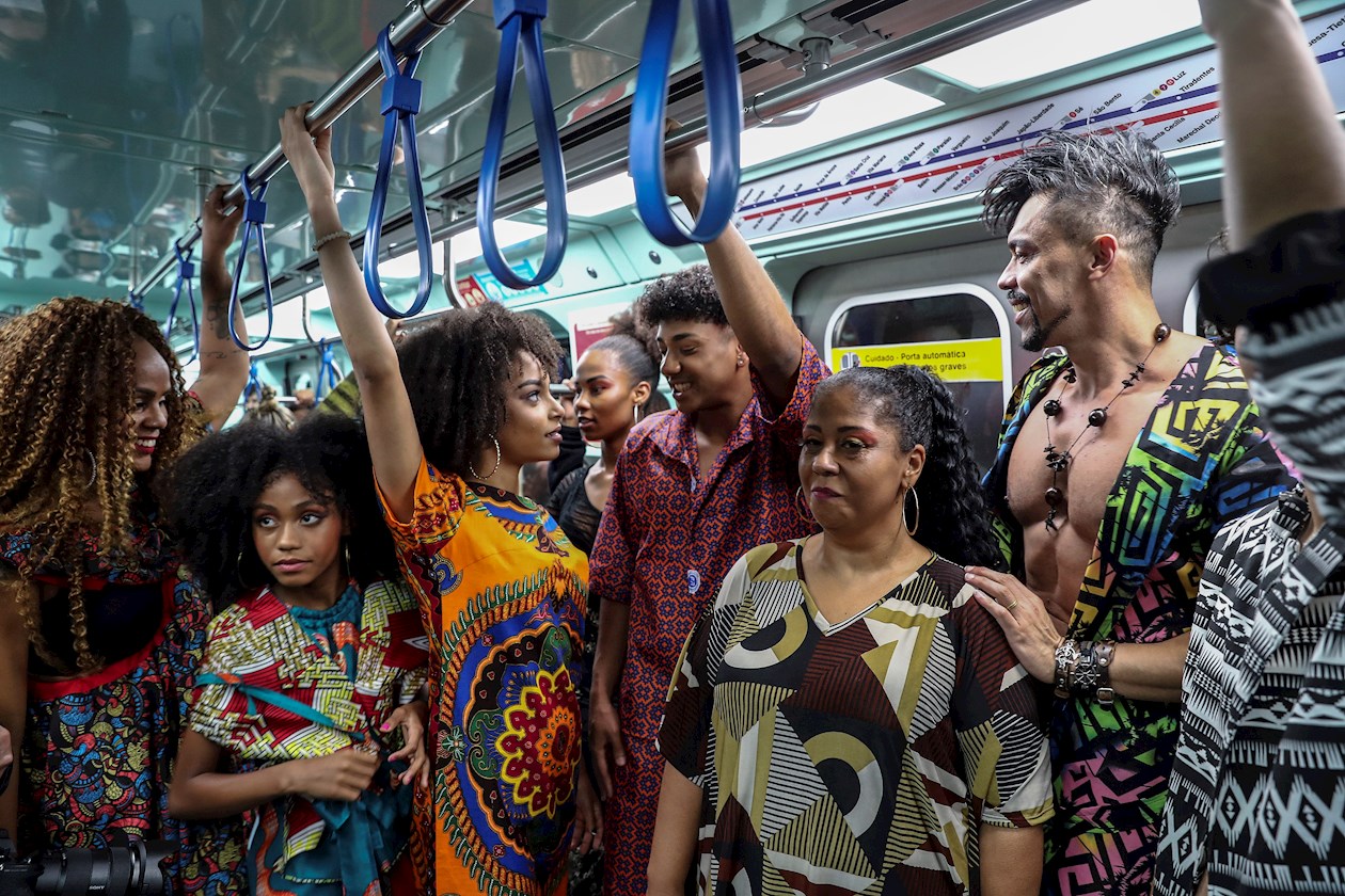 Desfile en el metro de Sé en el centro de Sao Paulo