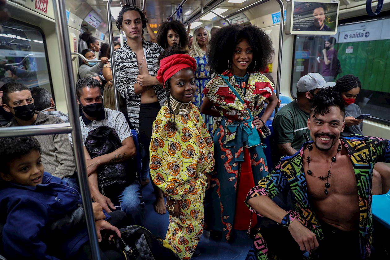 Desfile en el metro de Sé en el centro de Sao Paulo