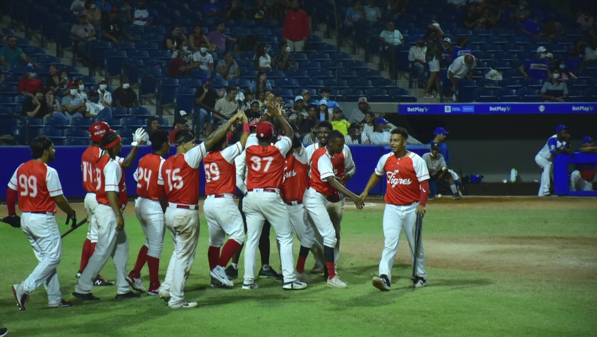 Tigres celebran el triunfo.