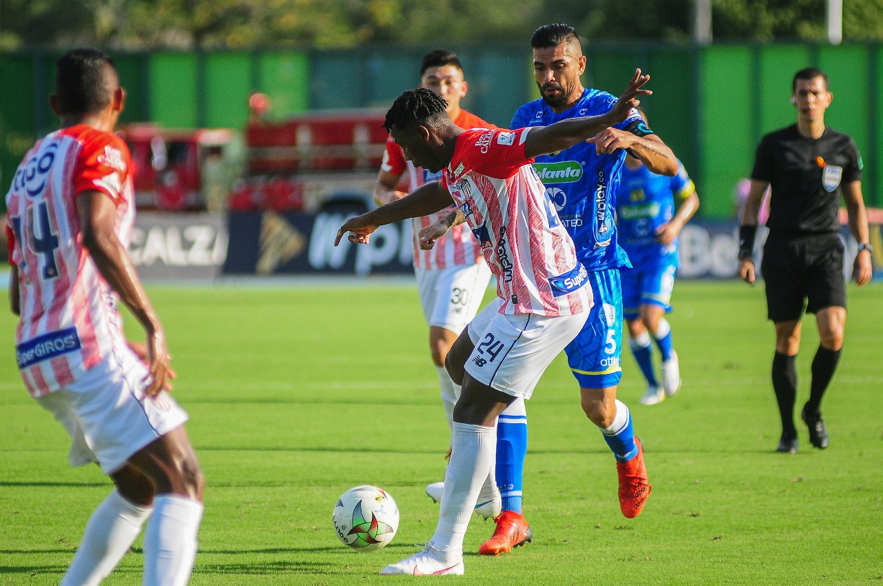 Dany Rosero disputando un balón.