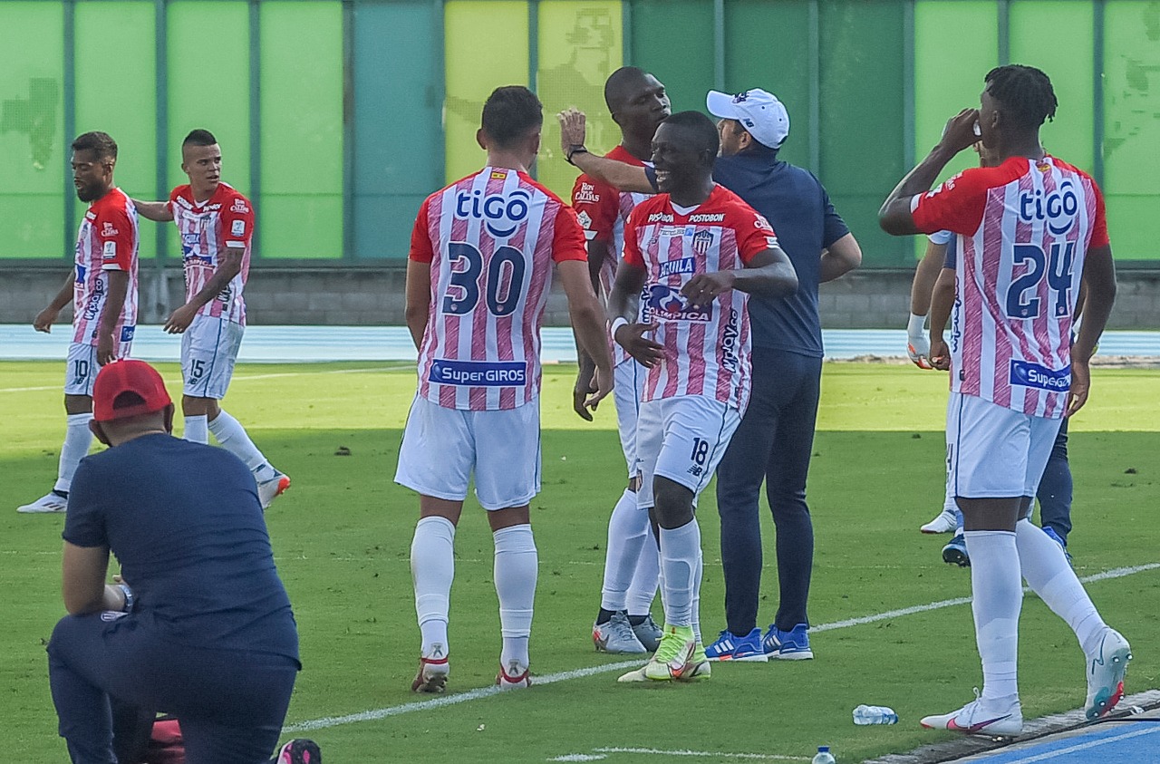Celebración juniorista del golazo de Edwuin Cetré.