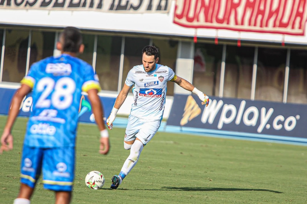 El capitán Sebastián Viera disponiéndose al cobro de tiro libre que concretó Edwuin Cetré.