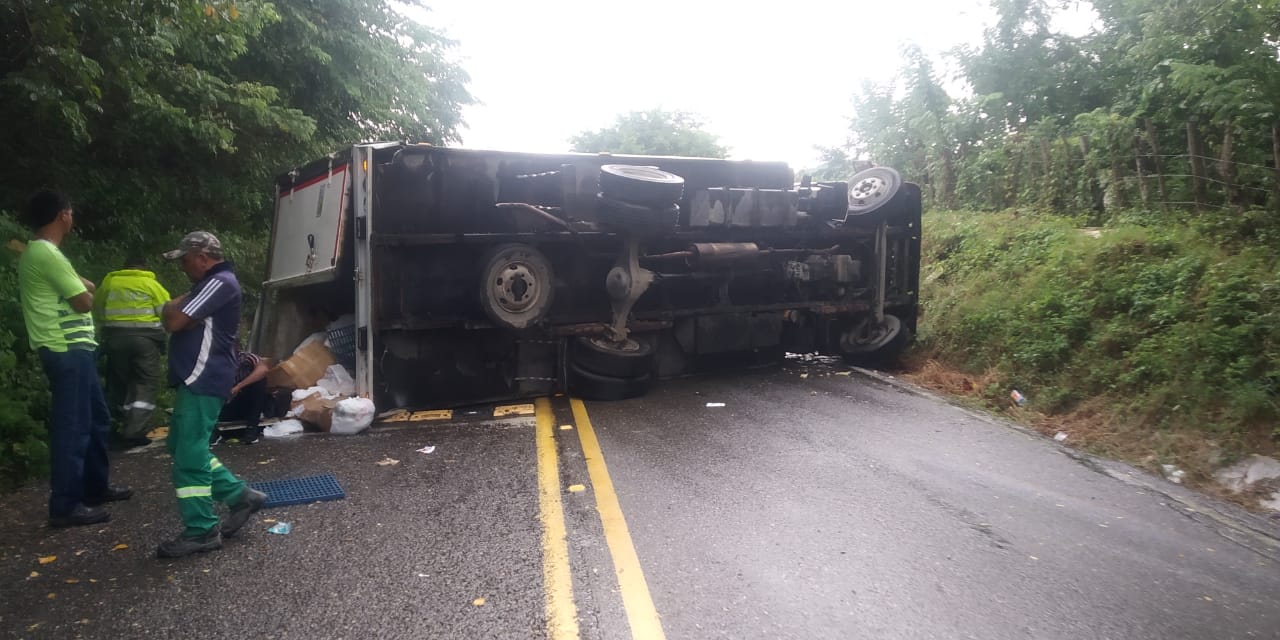 El furgón quedó volcado en la mitad de la vía. 