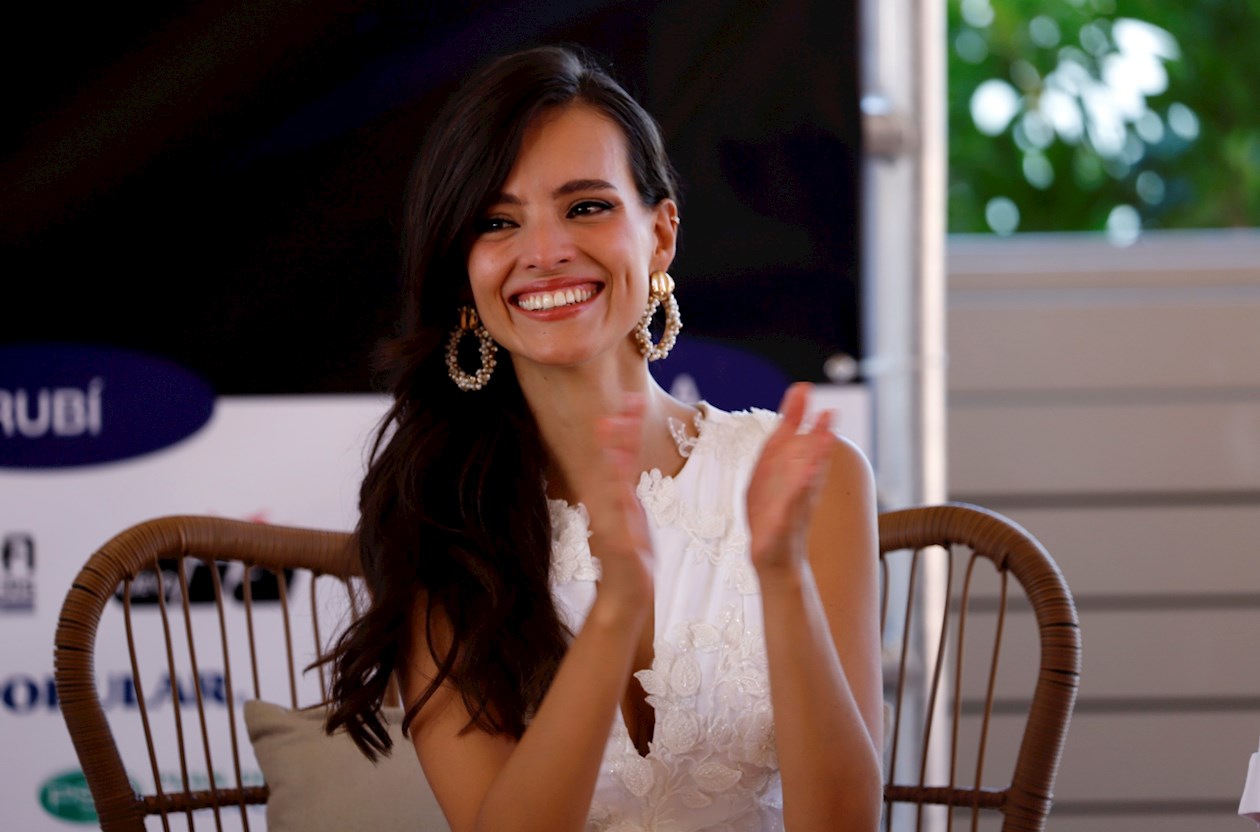  La Miss Mundo 2018, la mexicana Vanessa Ponce de León, aplaude este martes durante la ceremonia de bienvenida de las candidatas a Miss Mundo 2021 en un lujoso hotel en Río Grande, Puerto Rico. 
