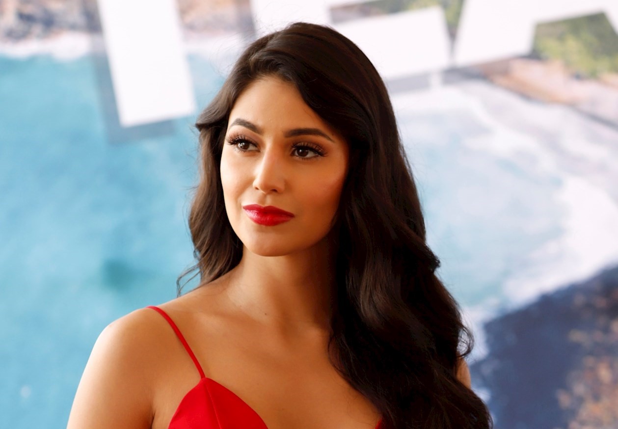  La Miss Mundo Colombia, Andrea Aguilera, escucha las intervenciones este martes durante la ceremonia de bienvenida de las candidatas a Miss Mundo 2021.
