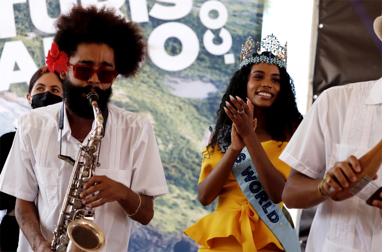 La actual Miss Mundo, la jamaicana Toni-Ann Singh, aplaude durante la ceremonia de bienvenida hoy en un lujoso hotel en Río Grande, Puerto Rico. 